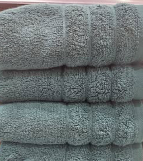 "Luxurious LD Bath Towel 70 x 150 cm - Soft, Perfect for Everyday Use!"(Gray Colar 100% COTTON )